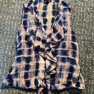 Sleeveless blouse with tie at the bottom